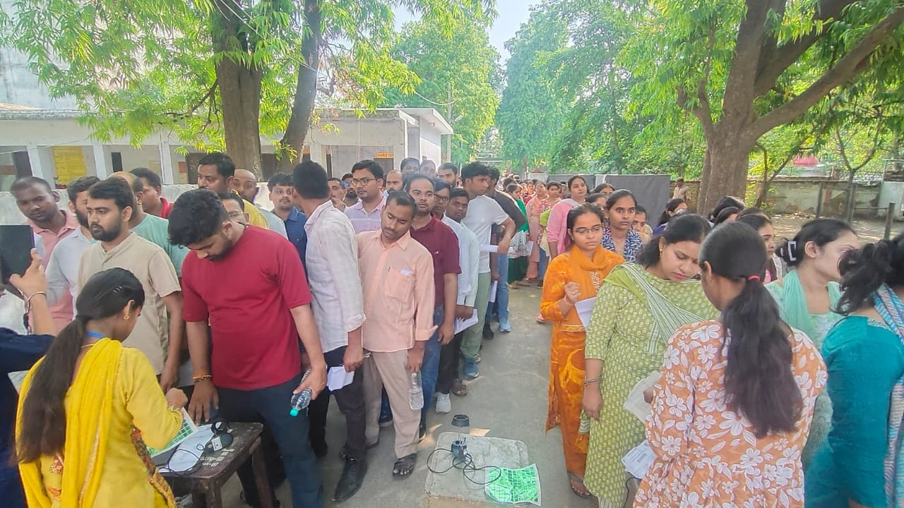 फोटो-10 बद्री विशाल कॉलेज में अभ्यर्थी की अंगूठी निकलवाती पुलिसकर्मी। संवाद फोटो-10 बद्री विशाल कॉलेज में अभ्यर्थी की अंगूठी निकलवाती पुलिसकर्मी। संवाद