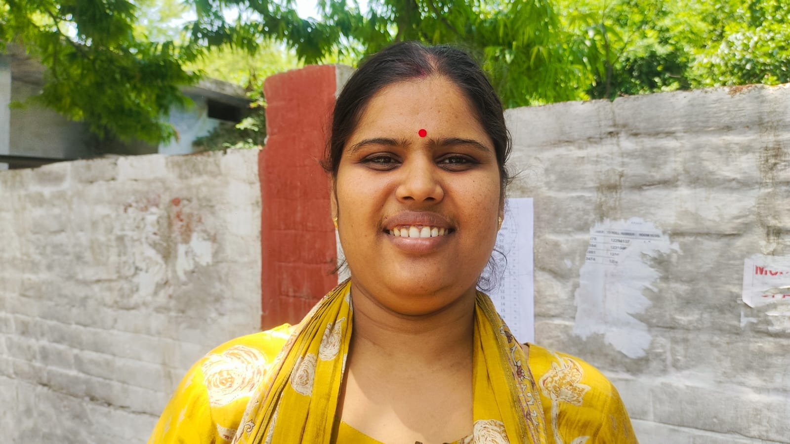 फोटो-10 बद्री विशाल कॉलेज में अभ्यर्थी की अंगूठी निकलवाती पुलिसकर्मी। संवाद फोटो-10 बद्री विशाल कॉलेज में अभ्यर्थी की अंगूठी निकलवाती पुलिसकर्मी। संवाद