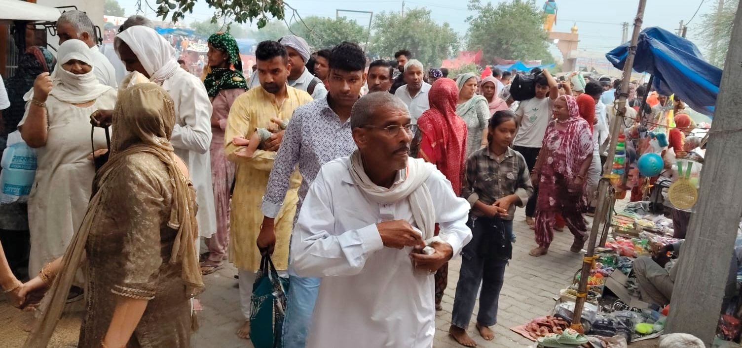 फोटो 15जेएनडी10-पांडू-पिंडारा में सोमवती अमावस्या पर पिंडदान करते हुए श्रद्धालु। संवाद फोटो 15जेएनडी10-पांडू-पिंडारा में सोमवती अमावस्या पर पिंडदान करते हुए श्रद्धालु। संवाद