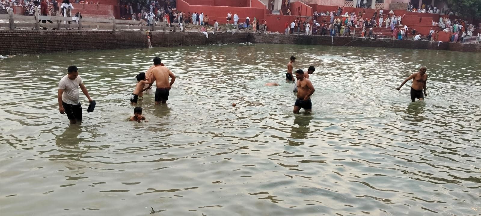 फोटो 15जेएनडी10-पांडू-पिंडारा में सोमवती अमावस्या पर पिंडदान करते हुए श्रद्धालु। संवाद फोटो 15जेएनडी10-पांडू-पिंडारा में सोमवती अमावस्या पर पिंडदान करते हुए श्रद्धालु। संवाद