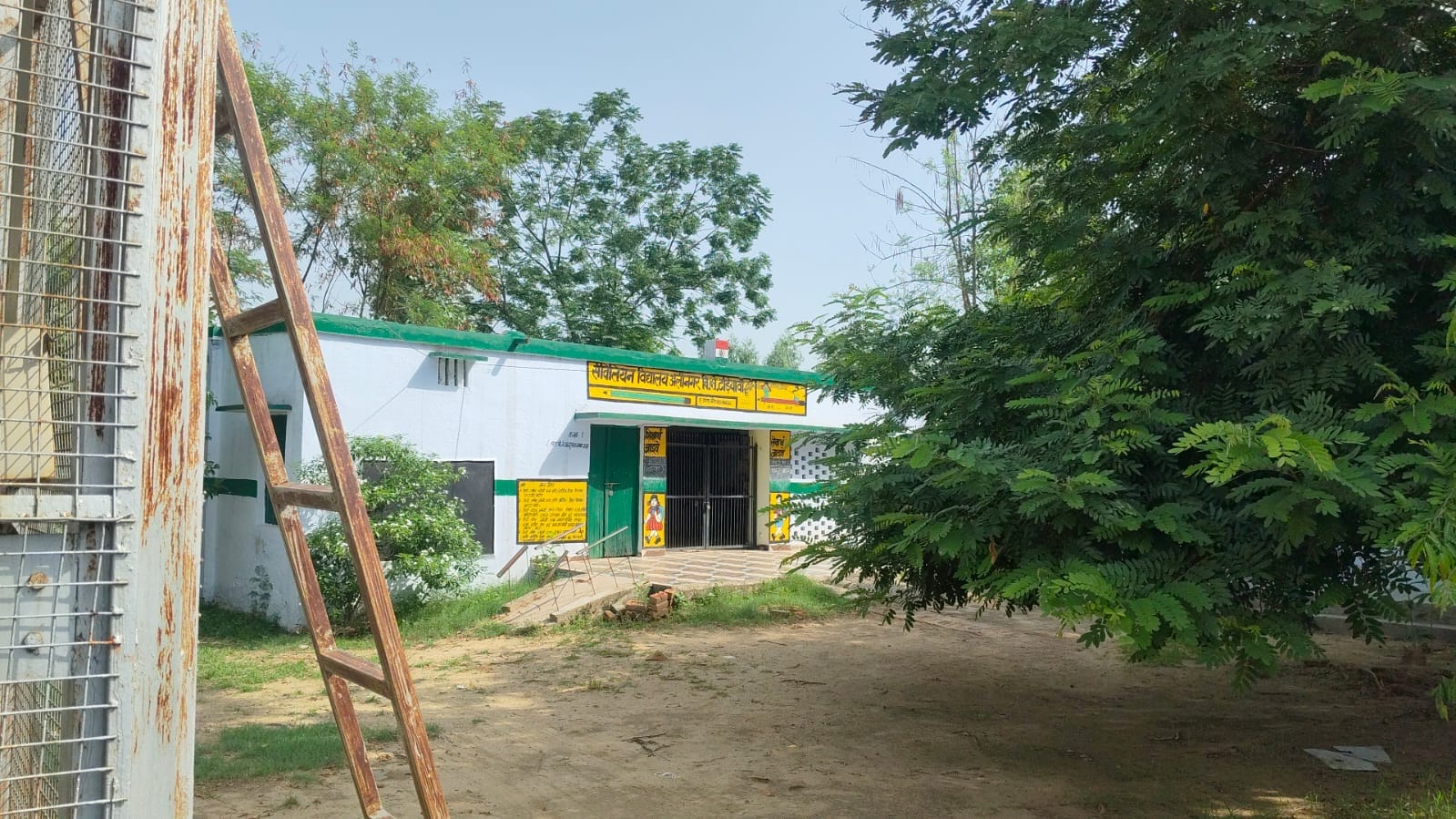 फोटो 18: सांडी के बेहथर स्कूल की छत पाथे गए उपले और उपलों का लगा ढेर। संवाद