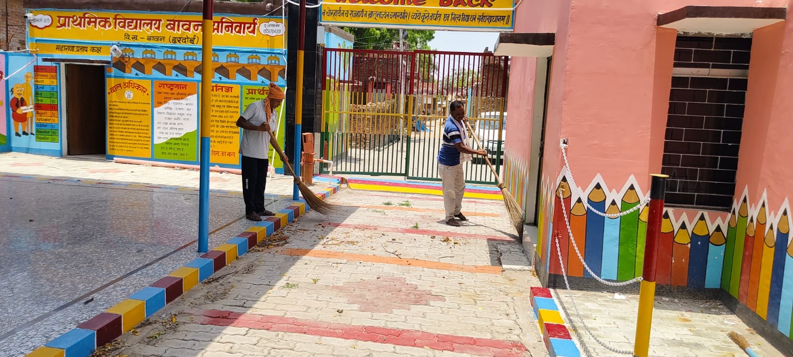फोटो 18: सांडी के बेहथर स्कूल की छत पाथे गए उपले और उपलों का लगा ढेर। संवाद
