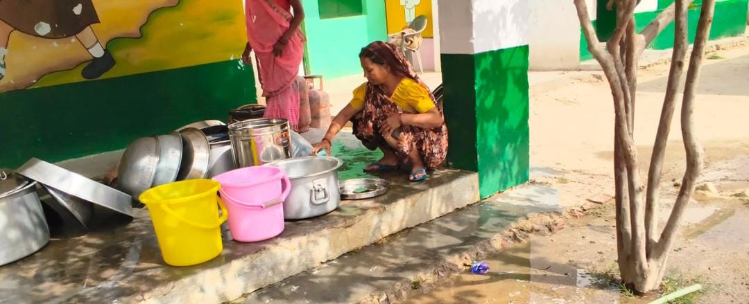 फोटो 18: सांडी के बेहथर स्कूल की छत पाथे गए उपले और उपलों का लगा ढेर। संवाद