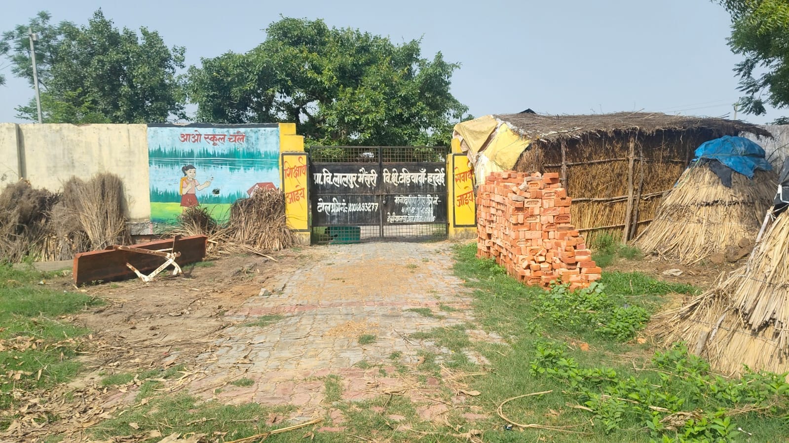 फोटो 18: सांडी के बेहथर स्कूल की छत पाथे गए उपले और उपलों का लगा ढेर। संवाद