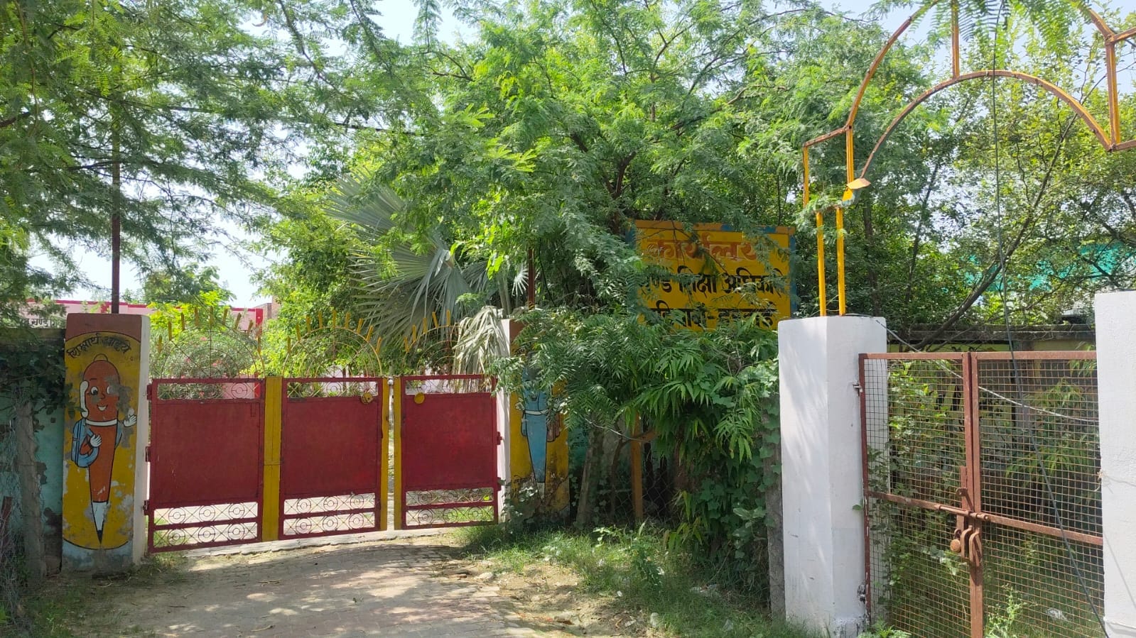फोटो 18: सांडी के बेहथर स्कूल की छत पाथे गए उपले और उपलों का लगा ढेर। संवाद