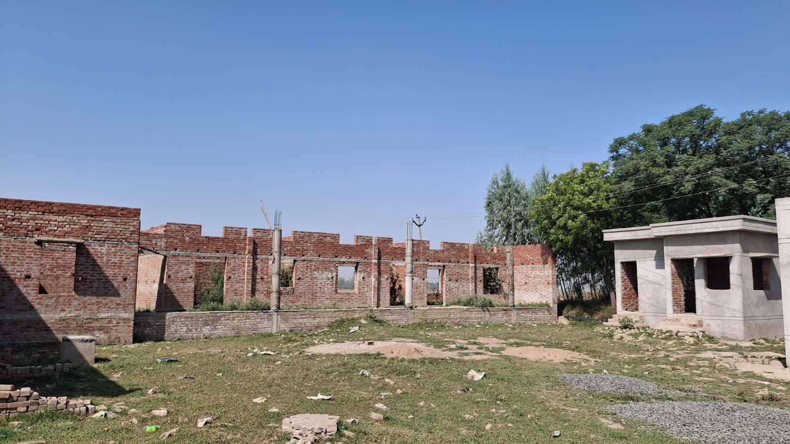 फोटो 18: सांडी के बेहथर स्कूल की छत पाथे गए उपले और उपलों का लगा ढेर। संवाद