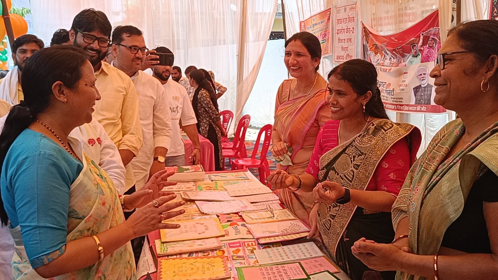 फोटो-18- स्टॉलों का निरीक्षण करते पूर्व मंत्री व अधिकारी। संवाद फोटो-18- स्टॉलों का निरीक्षण करते पूर्व मंत्री व अधिकारी। संवाद