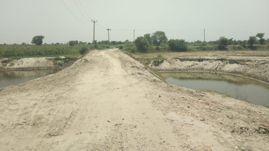 फोटो-20 तीसराम की मड़ैया की कटी सड़क बनी तालाब। संवाद