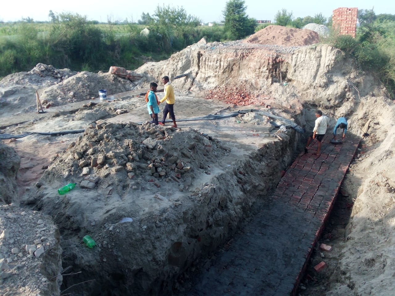फोटो-20 तीसराम की मड़ैया की कटी सड़क बनी तालाब। संवाद