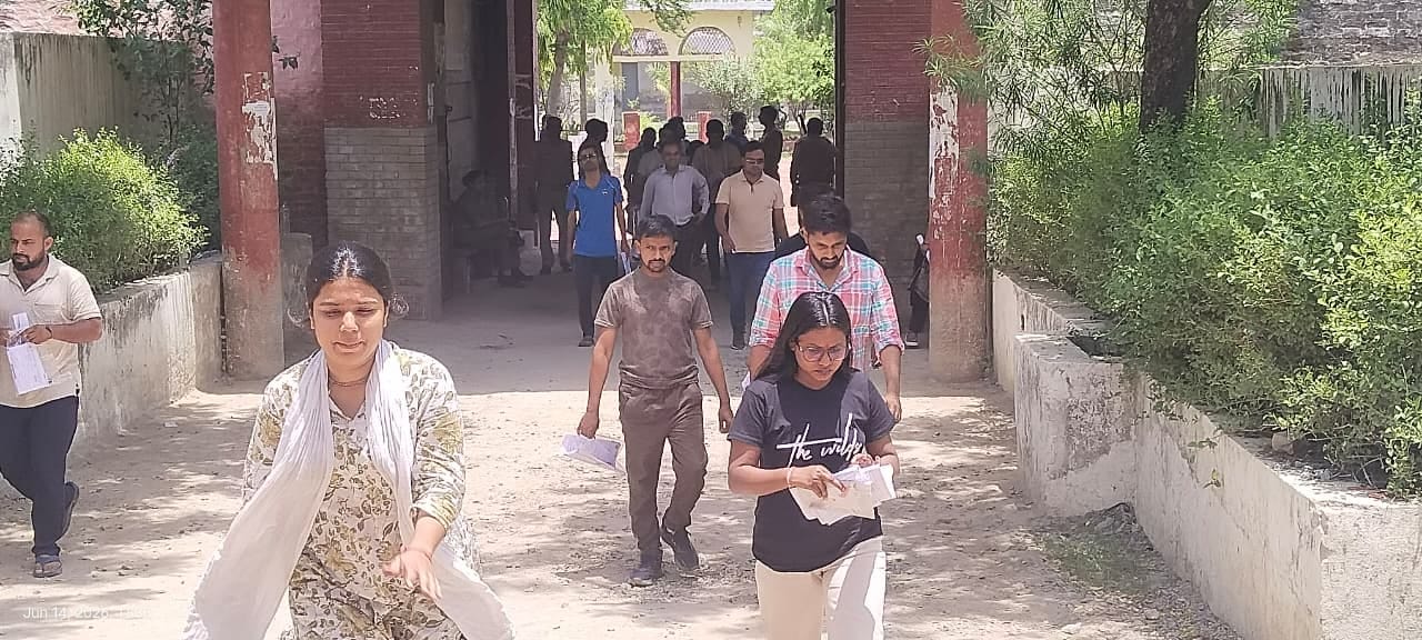 फोटो-21- अभ्यर्थियों का होता बायोमीटि्रक मिलान। संवाद