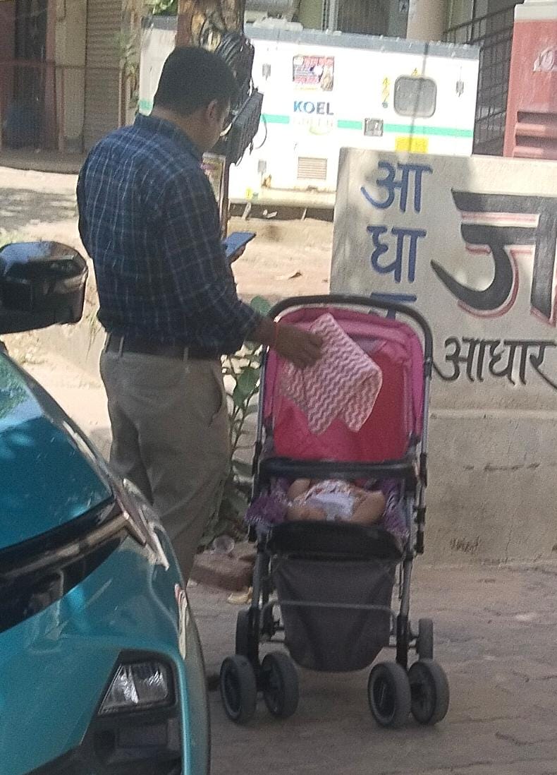 फोटो-21- अभ्यर्थियों का होता बायोमीटि्रक मिलान। संवाद