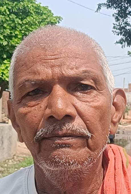 फोटो-23-सड़क पर भरे गंदे पानी से निकलते लोग।संवाद फोटो-23-सड़क पर भरे गंदे पानी से निकलते लोग।संवाद
