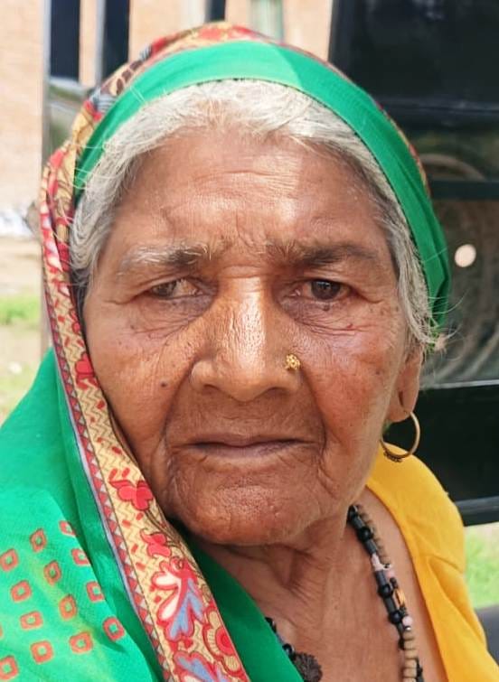 फोटो-23-सड़क पर भरे गंदे पानी से निकलते लोग।संवाद फोटो-23-सड़क पर भरे गंदे पानी से निकलते लोग।संवाद