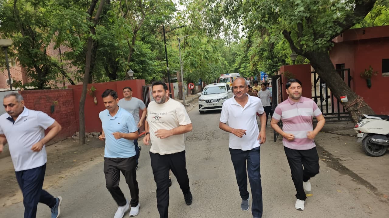 फोटो :: सोनीपत में आयोजित योग मैराथन के विजेता को सम्मानित करते विधायक निखिल मदान। स्रोत सूचना फोटो :: सोनीपत में आयोजित योग मैराथन के विजेता को सम्मानित करते विधायक निखिल मदान। स्रोत सूचना