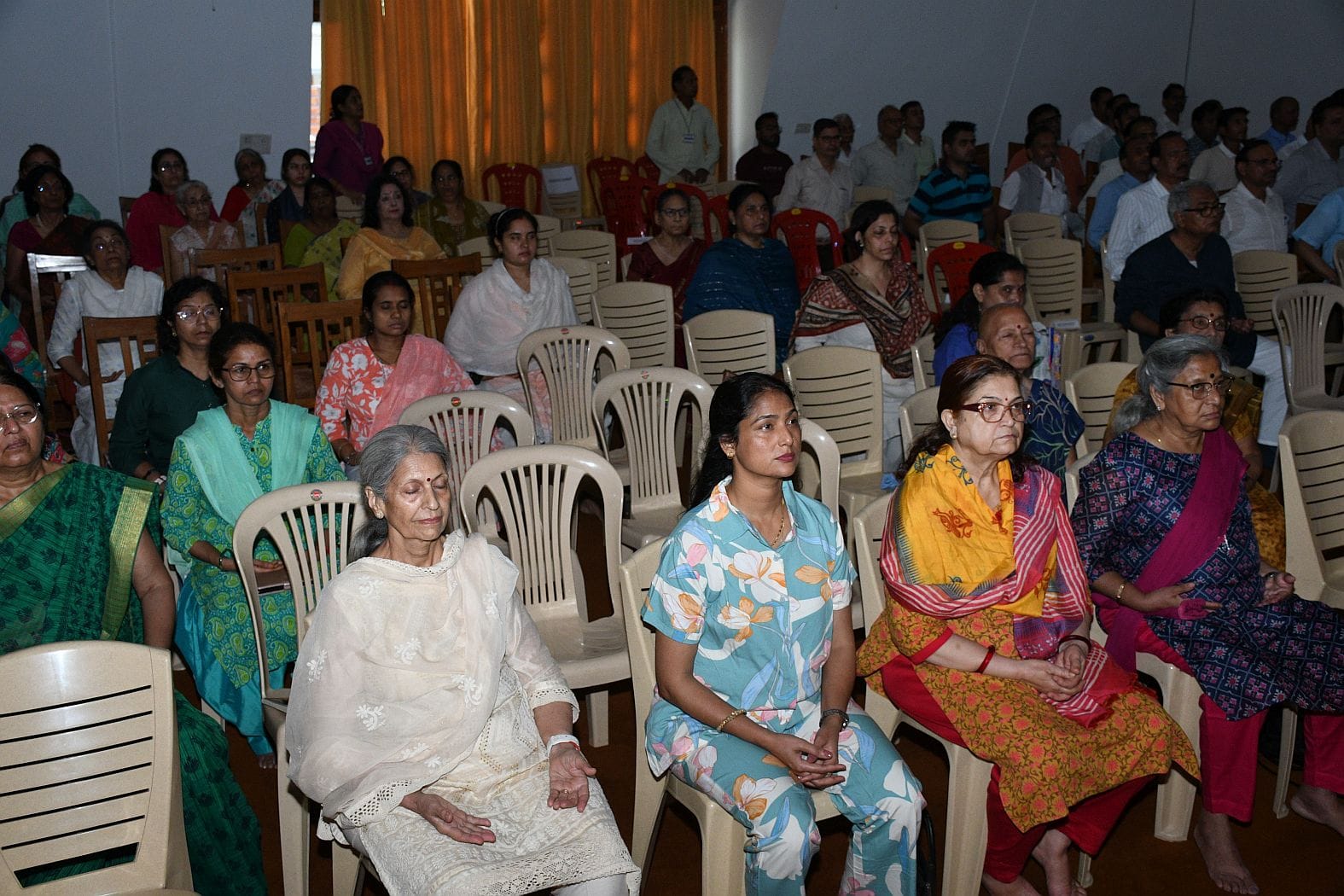 गोमती नगर विपुल खंड स्थित योगदा सत्संग केंद्र में भजन कार्यक्रम में ऑनलाइन प्रवचन देते ईश्वरानं