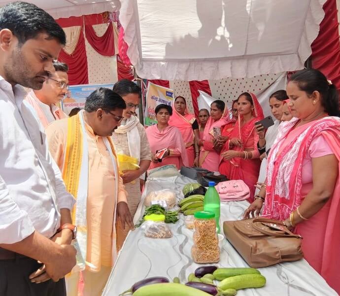गोदभराई की रस्म करती पूर्व सांसद रेखा अरूण वर्मा व अन्य। स्रोत संवाद