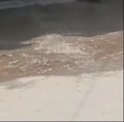 गुड़हट्टी मेंं पाइप फटने से सड़क पर फैला पानी, सोशल मीडिया गुड़हट्टी मेंं पाइप फटने से सड़क पर फैला पानी, सोशल मीडिया