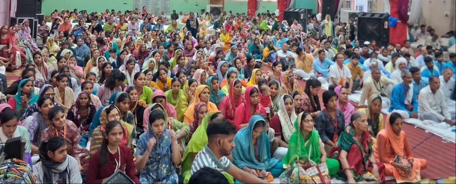 हनुमानधाम अग्रसैन बरातघर में कथा सुनाते तेजस्वी दास महाराज। स्रोत आयोजक हनुमानधाम अग्रसैन बरातघर में कथा सुनाते तेजस्वी दास महाराज। स्रोत आयोजक