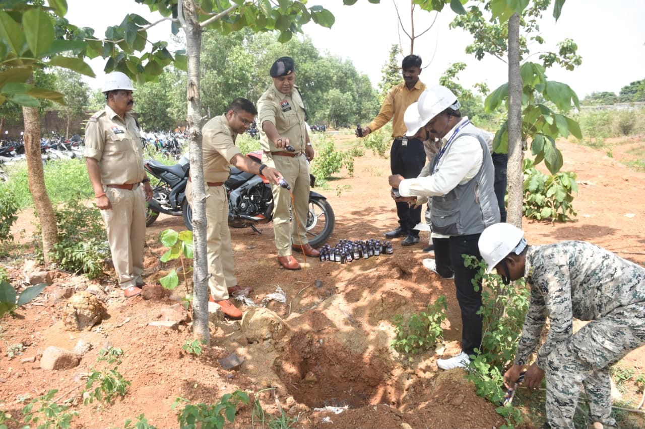 जब्त गांजे को नष्ठ करते आला अधिकारी जब्त गांजे को नष्ठ करते आला अधिकारी