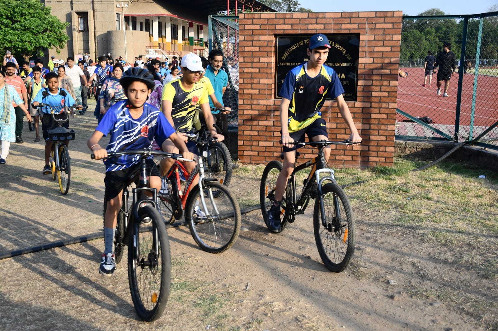जम्मू विश्वविद्यालय में आयोजित साइक्लोथॉन के दौरान प्रतिभागी व हरी झंडी दिखाते मुख्य अतिथि स्रो जम्मू विश्वविद्यालय में आयोजित साइक्लोथॉन के दौरान प्रतिभागी व हरी झंडी दिखाते मुख्य अतिथि स्रो