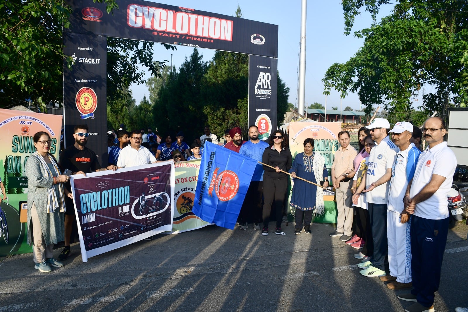 जम्मू विश्वविद्यालय में आयोजित साइक्लोथॉन के दौरान प्रतिभागी व हरी झंडी दिखाते मुख्य अतिथि स्रो जम्मू विश्वविद्यालय में आयोजित साइक्लोथॉन के दौरान प्रतिभागी व हरी झंडी दिखाते मुख्य अतिथि स्रो