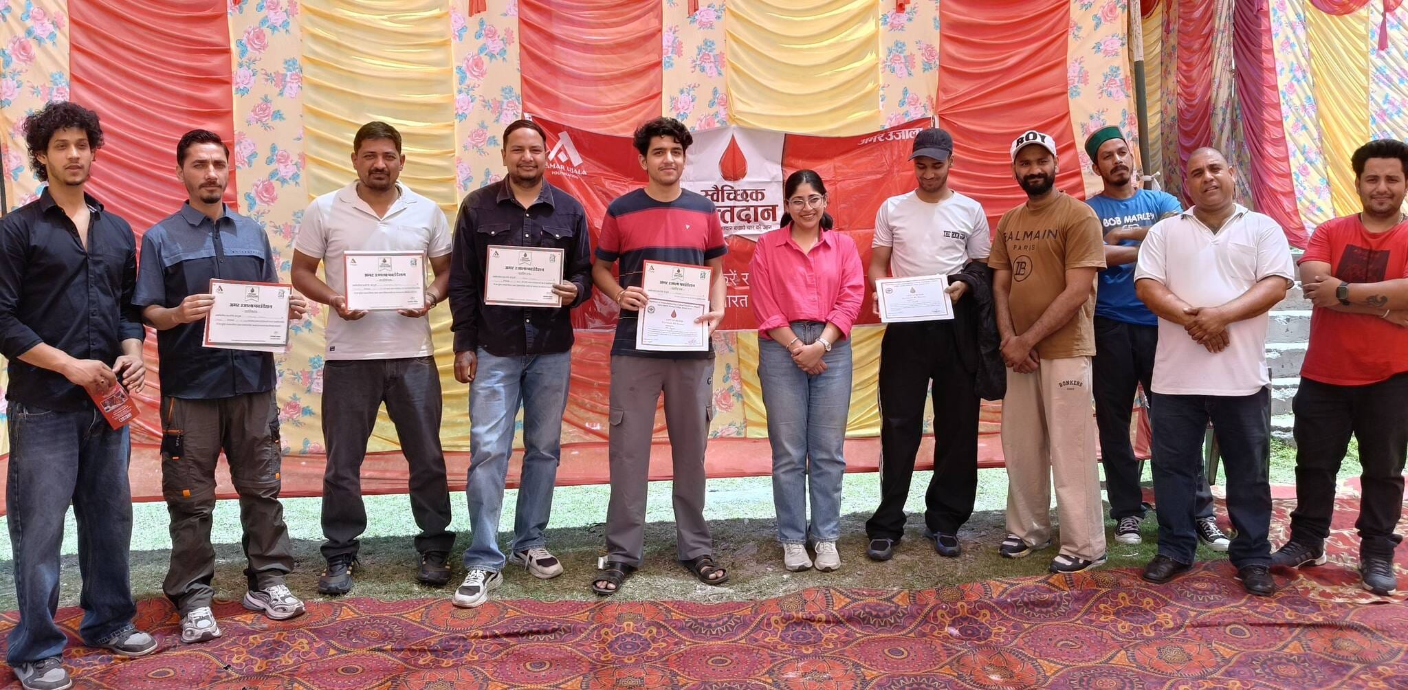 झाकड़ी में आयोजित शिविर में रक्तदान करते युवा। संवाद