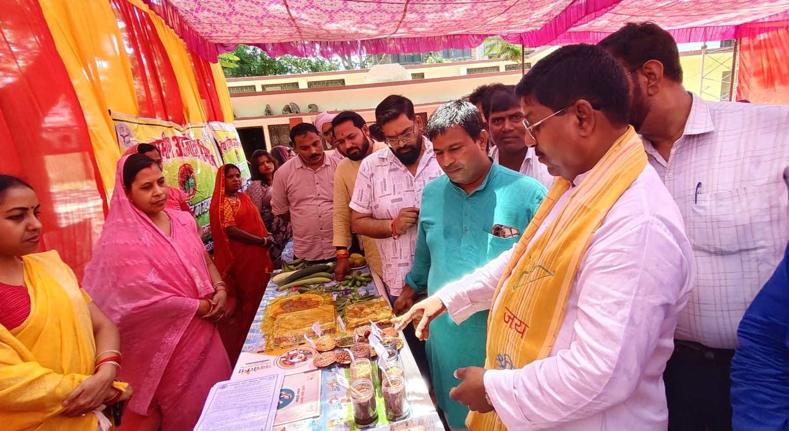 कोपागंज ब्लॉक परिसर में आयोजित स्वास्थ्य मेले में मरीजों की जांच करते चिकित्सक।संवाद कोपागंज ब्लॉक परिसर में आयोजित स्वास्थ्य मेले में मरीजों की जांच करते चिकित्सक।संवाद