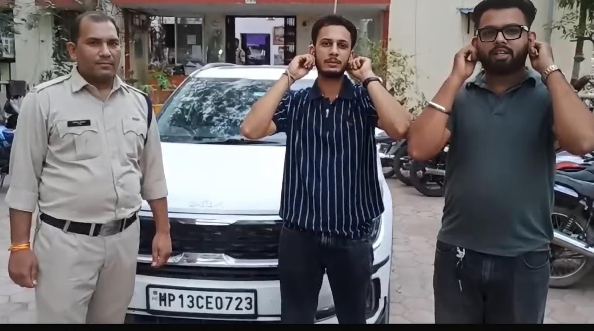 कार पर लेटकर बनाया वीडियो, बाद में मांगी माफी