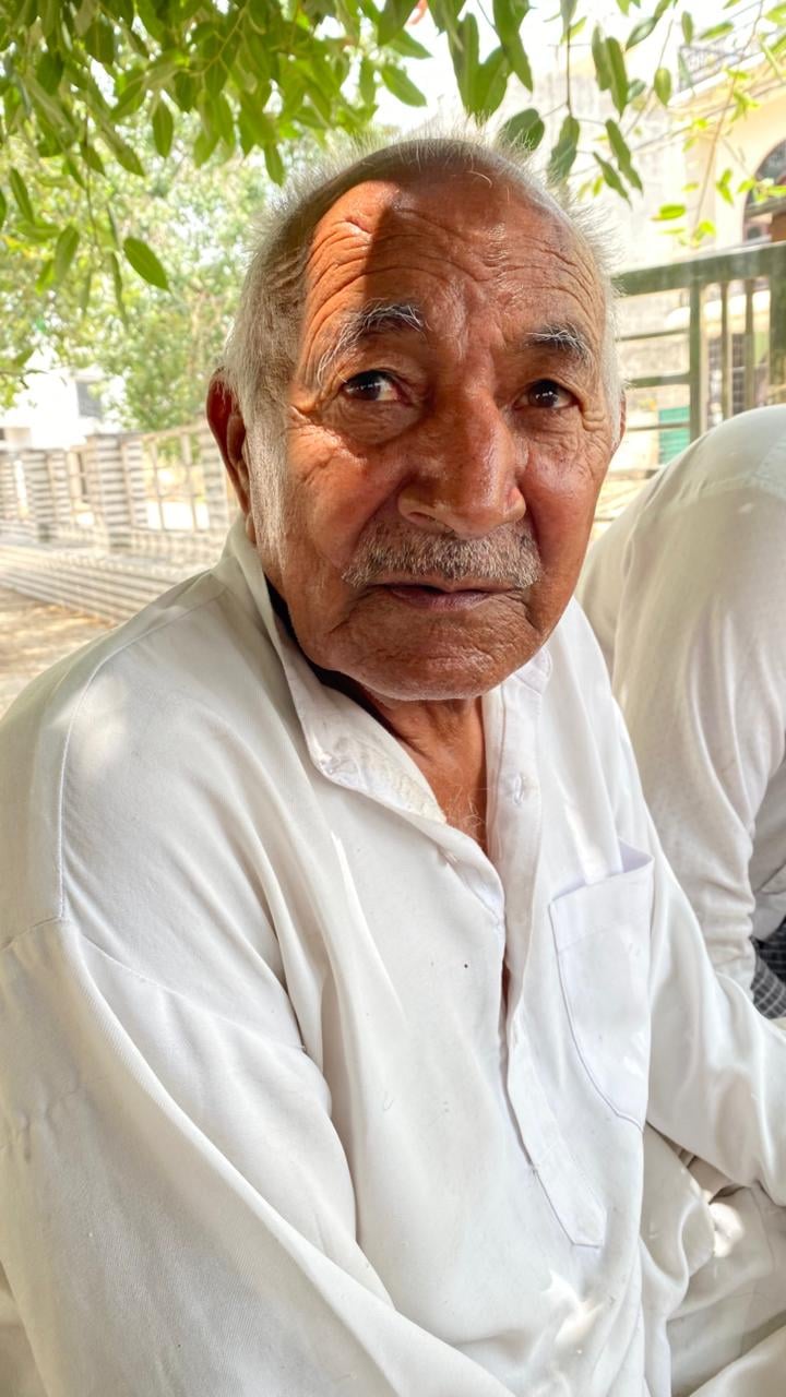 कुरुक्षेत्र।इंदिरा गांधी के बारे जानकारी देते गांव के बुजुर्ग रामस्वरुप।संवाद
