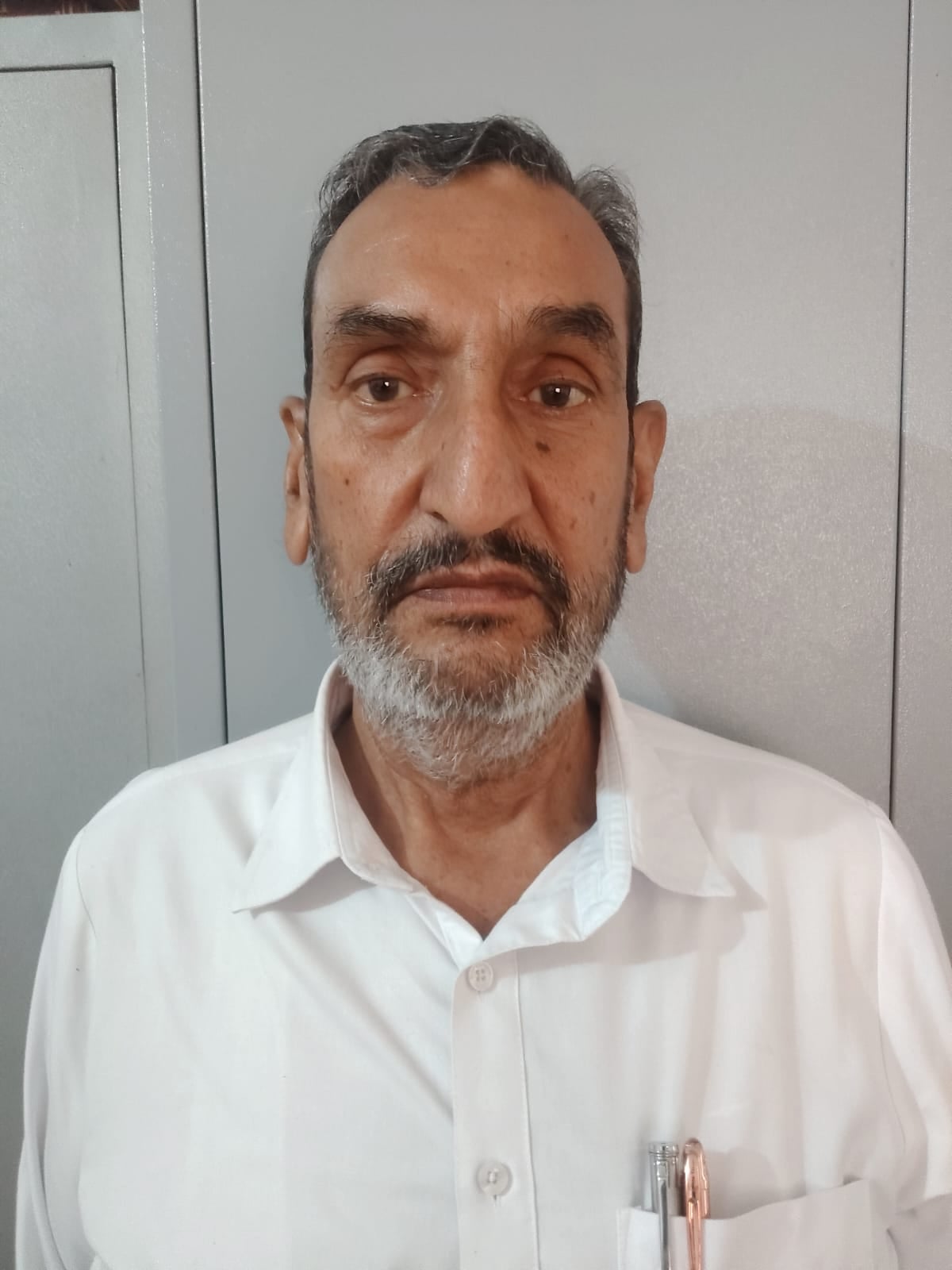 कुरुक्षेत्र।इंदिरा गांधी के बारे जानकारी देते गांव के बुजुर्ग रामस्वरुप।संवाद