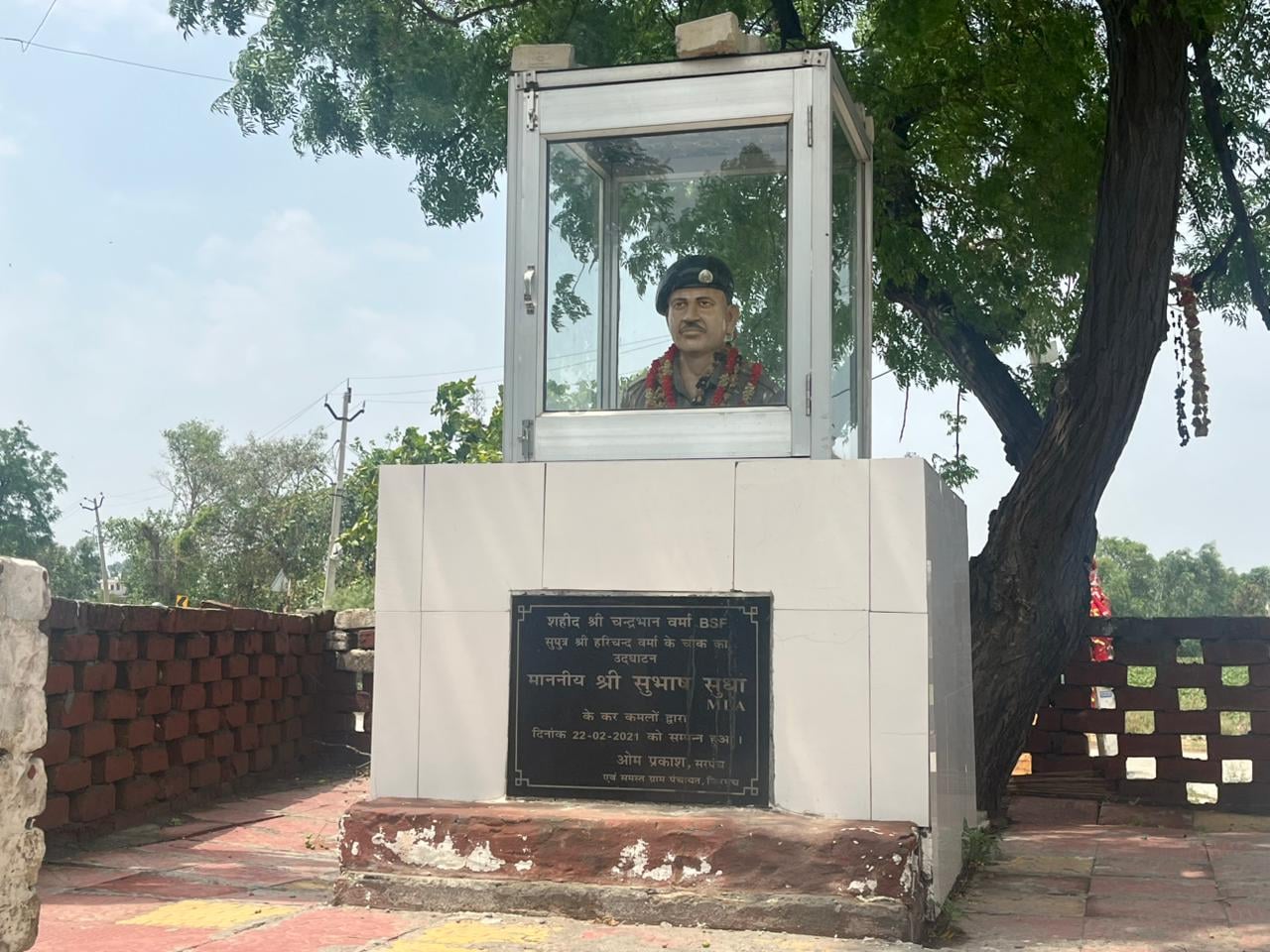 कुरुक्षेत्र।इंदिरा गांधी के बारे जानकारी देते गांव के बुजुर्ग रामस्वरुप।संवाद