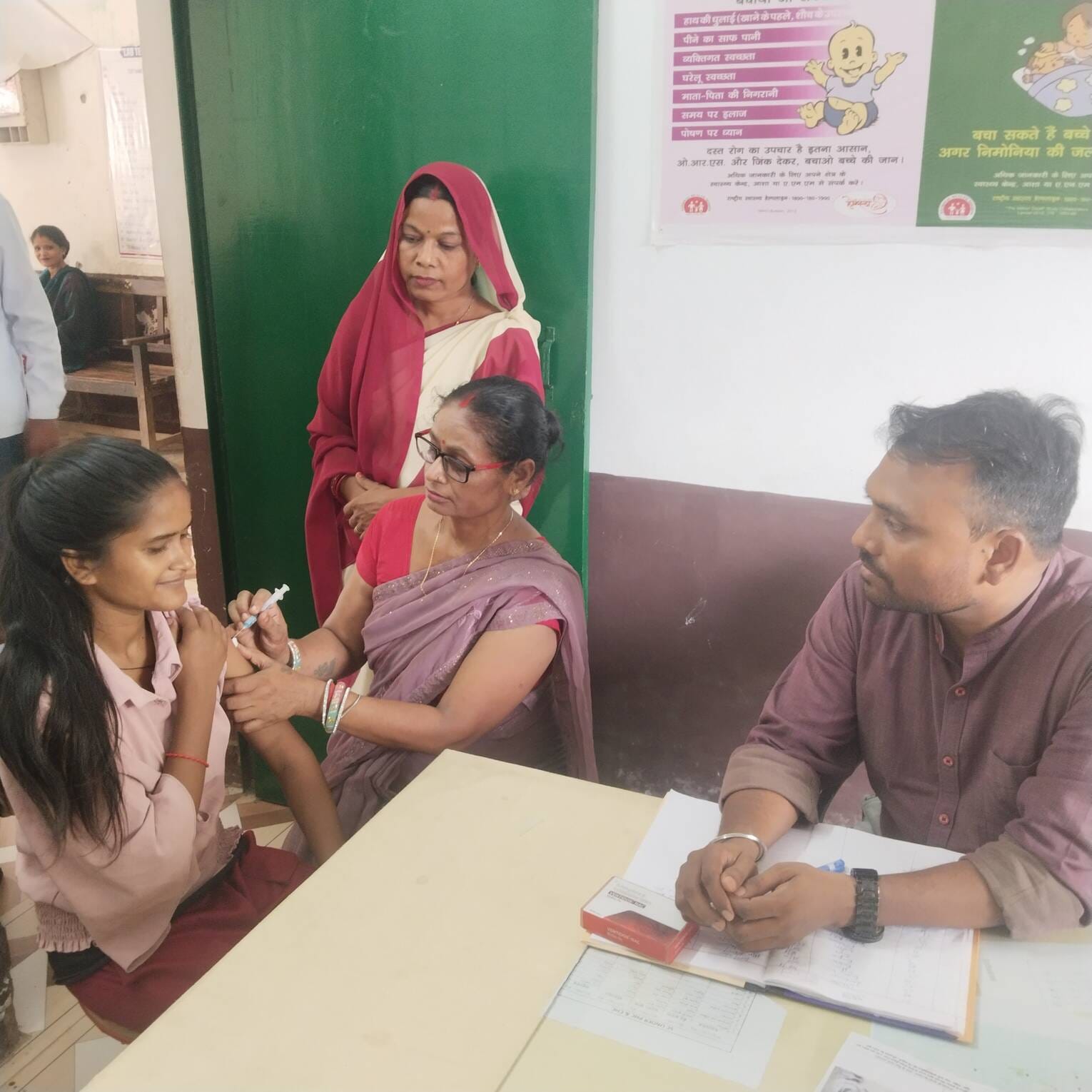 करमैनी प्राथमिक स्वास्थ्य केंद्र पर मरीजों को जांच करते डॉ. संजय कुमार।संवाद