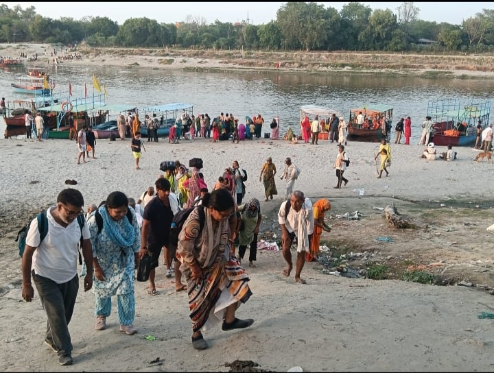 कोयल घाट पर करोड़ी मल साबित हुआ अधिक मास का महीना 84 स्टीमर मोटर निकली अधिक मास कोयल घाट पर करोड़ी मल साबित हुआ अधिक मास का महीना 84 स्टीमर मोटर निकली अधिक मास