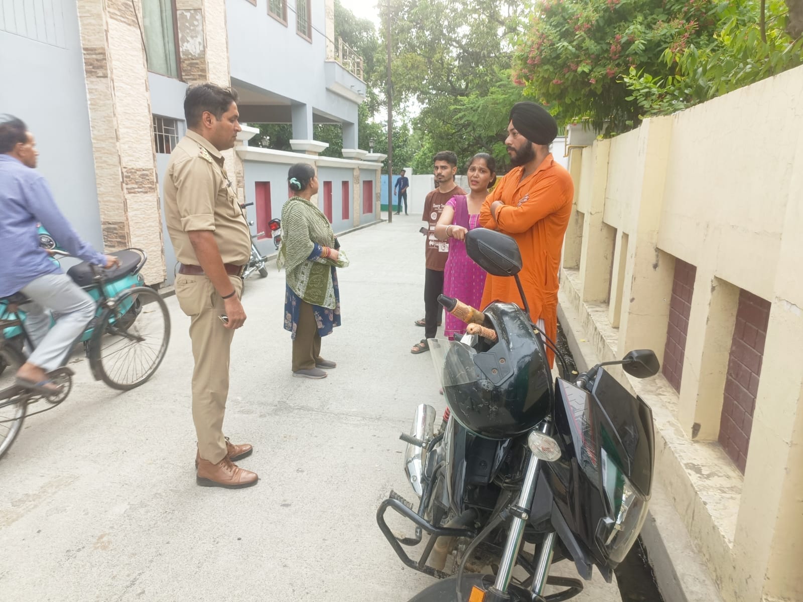 लुटेरे से छीनी चेन को दिखाती बहादुर महिला। संवाद लुटेरे से छीनी चेन को दिखाती बहादुर महिला। संवाद