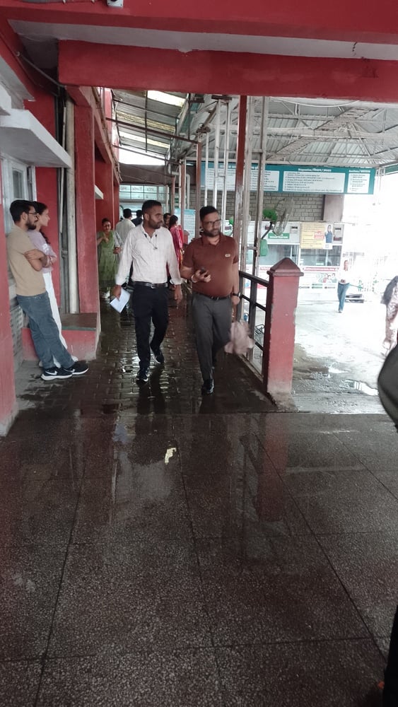 मंडी शहर में अचानक हुई बारिश के बाद सकोड़ी खड्ड में गंदगी बहने से काला पड़ा पानी का रंग। संवाद मंडी शहर में अचानक हुई बारिश के बाद सकोड़ी खड्ड में गंदगी बहने से काला पड़ा पानी का रंग। संवाद