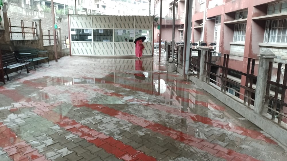 मंडी शहर में अचानक हुई बारिश के बाद सकोड़ी खड्ड में गंदगी बहने से काला पड़ा पानी का रंग। संवाद मंडी शहर में अचानक हुई बारिश के बाद सकोड़ी खड्ड में गंदगी बहने से काला पड़ा पानी का रंग। संवाद