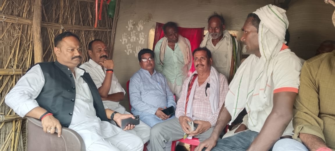 मृतक के घर के रोते बिलखते परिजन। संवाद मृतक के घर के रोते बिलखते परिजन। संवाद