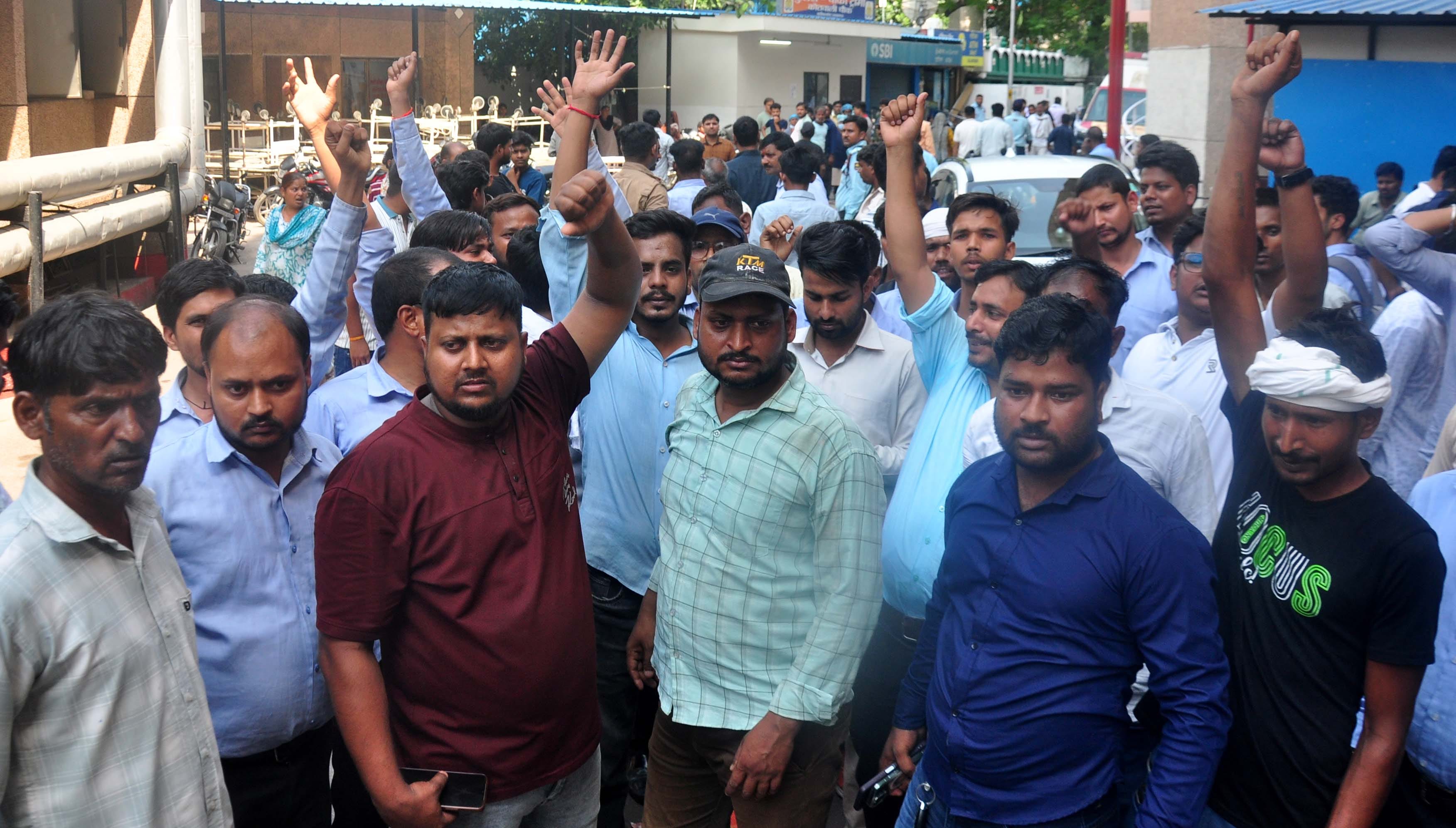 मृतक राहुल गौतम की फाइल फोटो तथा प्रदर्शन करते सहकर्मी और विलाप करते परिजन। मृतक राहुल गौतम की फाइल फोटो तथा प्रदर्शन करते सहकर्मी और विलाप करते परिजन।