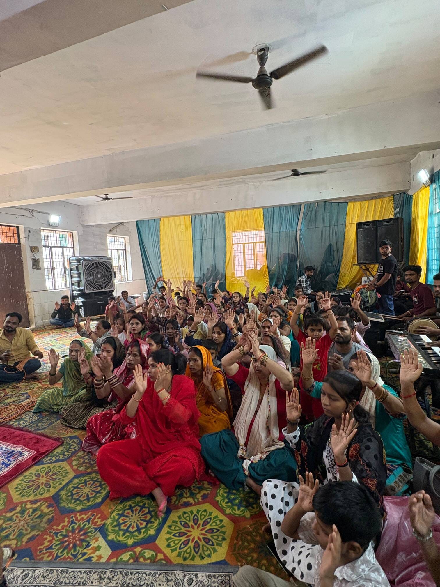 मंदिर में भजन गाते महंत सेवक विशाल। स्रोत स्वंय।