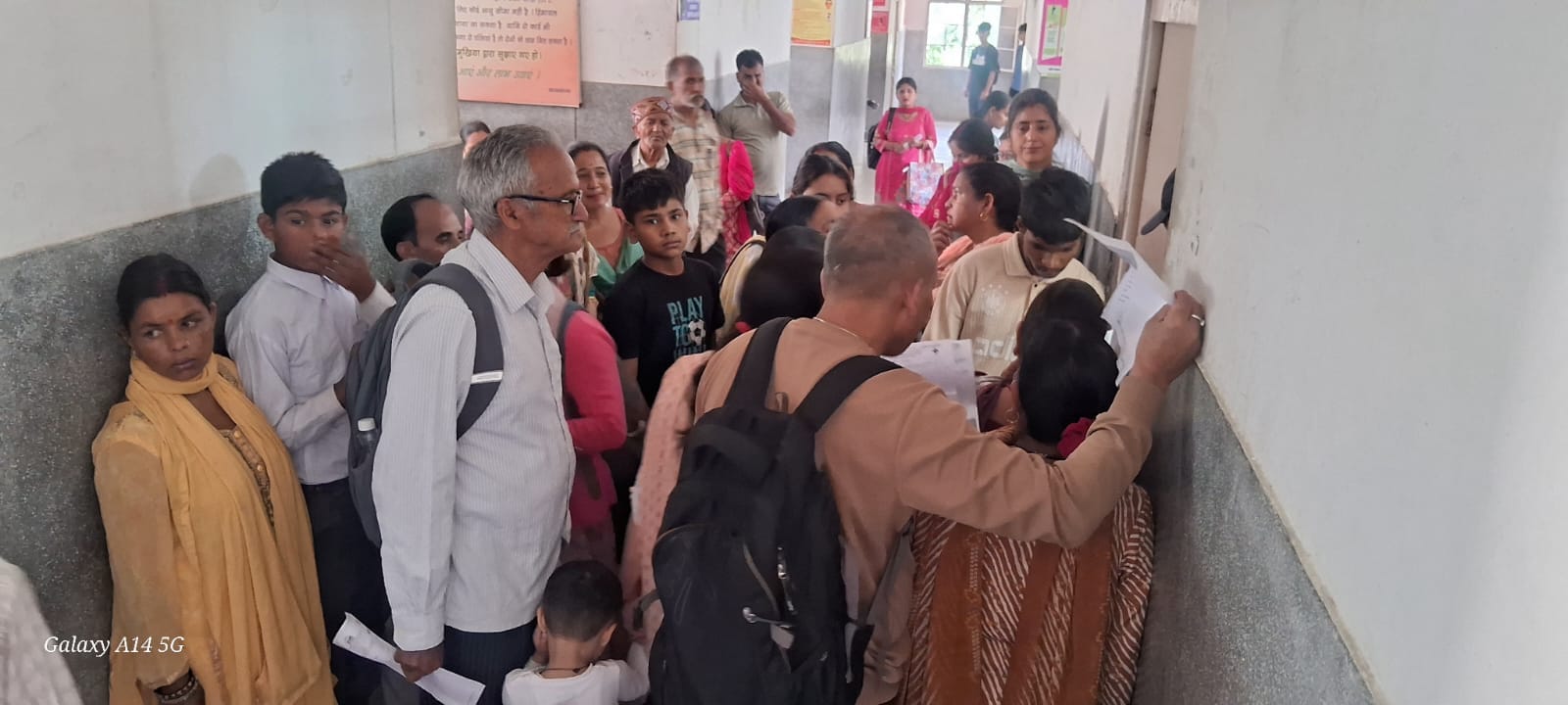 नागरिक अस्पताल जोथ्ग्ँद्रनगर में सोमवार को अस्पताल की ओपीडी्रडियों में उमड़ी मरीजों की भीड़। संवा नागरिक अस्पताल जोथ्ग्ँद्रनगर में सोमवार को अस्पताल की ओपीडी्रडियों में उमड़ी मरीजों की भीड़। संवा