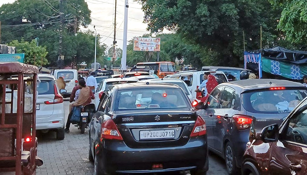 नहटौर के तिरंगा चौक पर लगा जाम। संवाद
