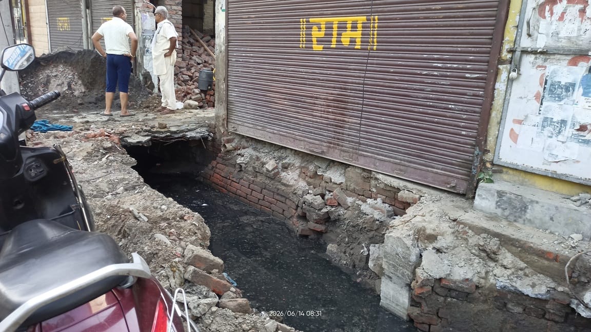 नाले की स्लैब तोड़े जाने के बाद किया गया जुगाड़। संवाद नाले की स्लैब तोड़े जाने के बाद किया गया जुगाड़। संवाद