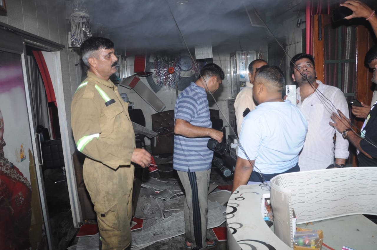 नाला पटरी पर घर में आग लगने से जला सामान। संवाद