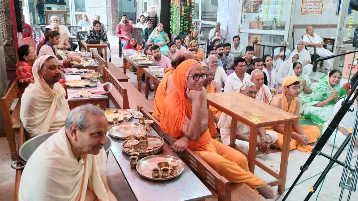 प्राचीन दिगंबर जैन बड़े मंदिर में पूजा अर्चना करते श्रद्धालु स्रोत संवाद प्राचीन दिगंबर जैन बड़े मंदिर में पूजा अर्चना करते श्रद्धालु स्रोत संवाद