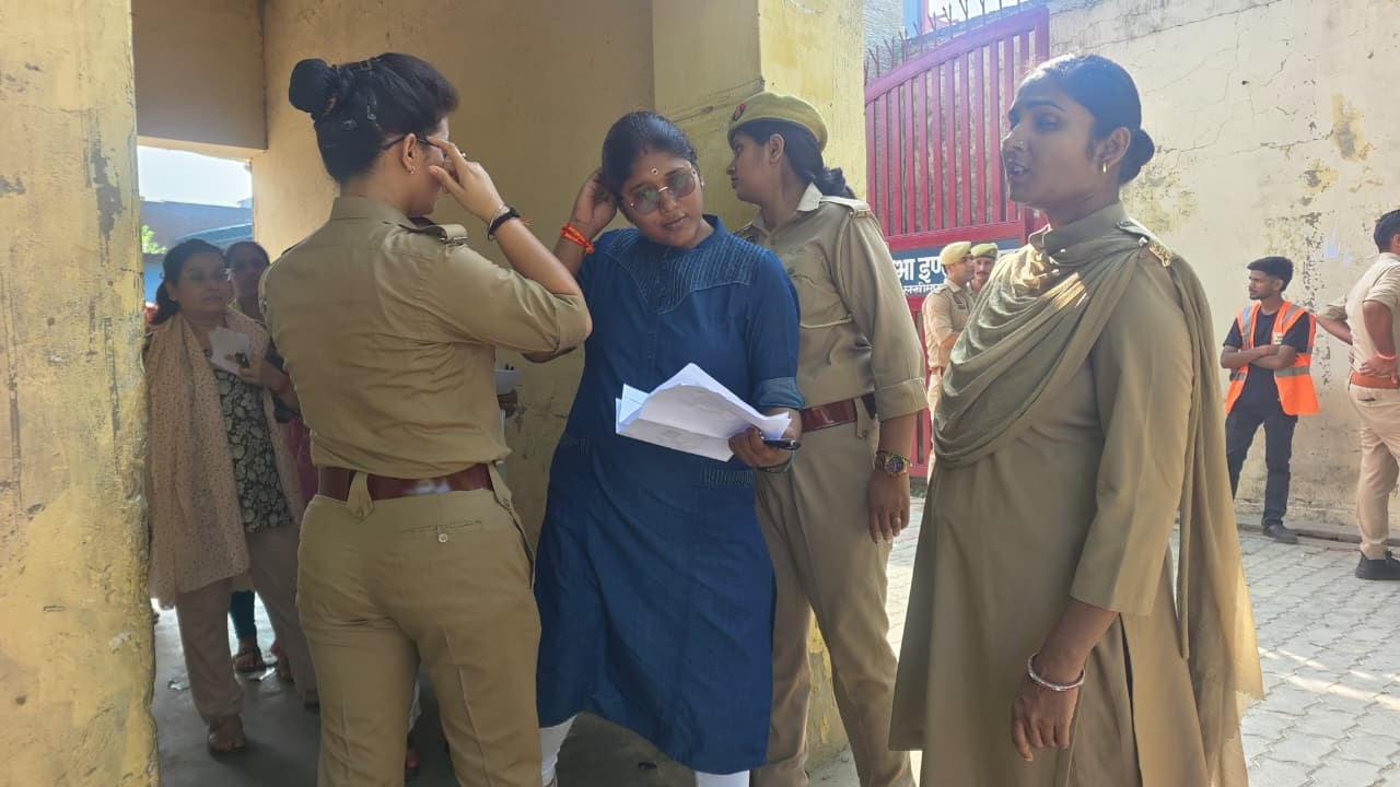 प्रवक्ता मुख्य परीक्षा के लिए डीएस इंटर कॉलेज में लगी महिला अभ्यर्थियों की लंबी लाइन। संवाद प्रवक्ता मुख्य परीक्षा के लिए डीएस इंटर कॉलेज में लगी महिला अभ्यर्थियों की लंबी लाइन। संवाद