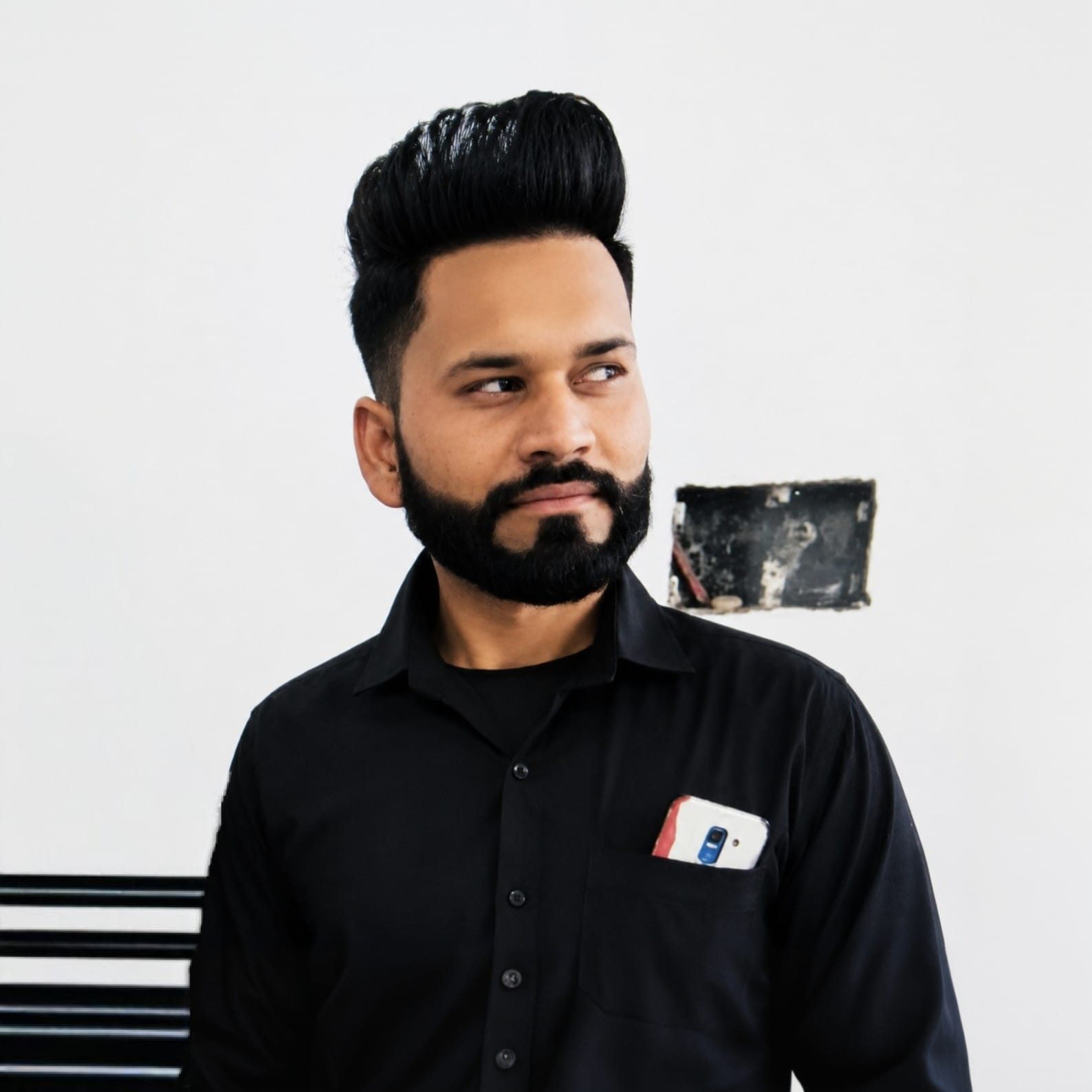 पोस्टमार्टम हाउस के बाहर मौजूद मृतक संजीव के परिजन। संवाद पोस्टमार्टम हाउस के बाहर मौजूद मृतक संजीव के परिजन। संवाद
