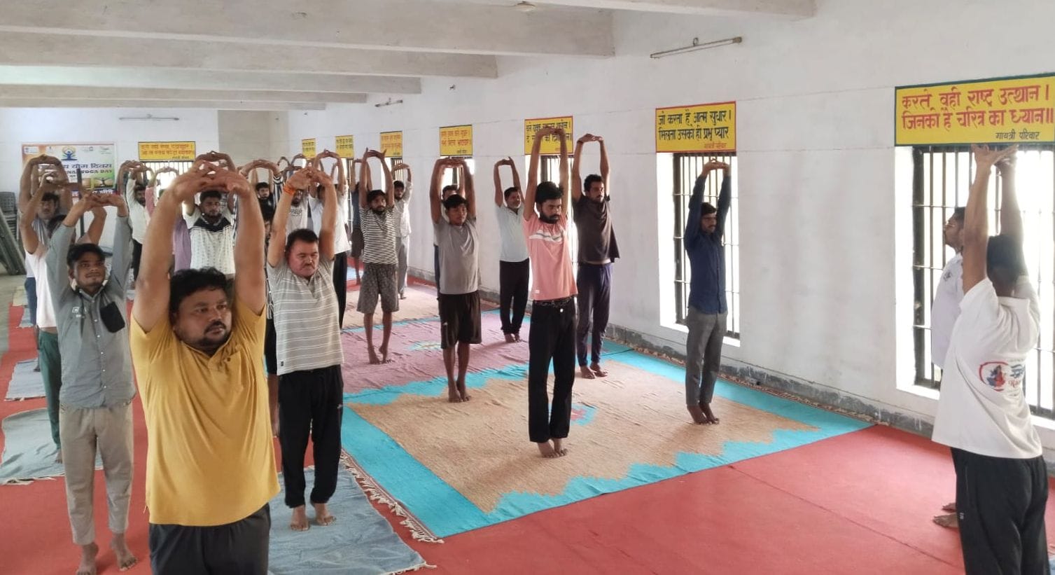 सामूहिक योगाभ्यास करते हुए साधक। स्रोत: आयोजक