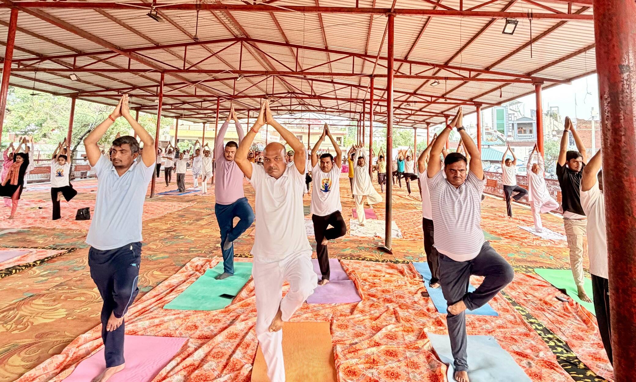 सामूहिक योगाभ्यास करते हुए साधक। स्रोत: आयोजक