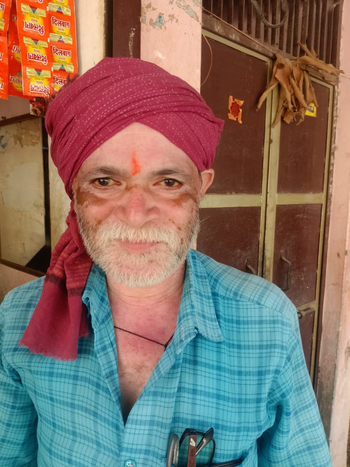 सिराथू कस्बे के धाता रोड में फुटपाथ पर लगी सब्जी की दुकानें सिराथू कस्बे के धाता रोड में फुटपाथ पर लगी सब्जी की दुकानें