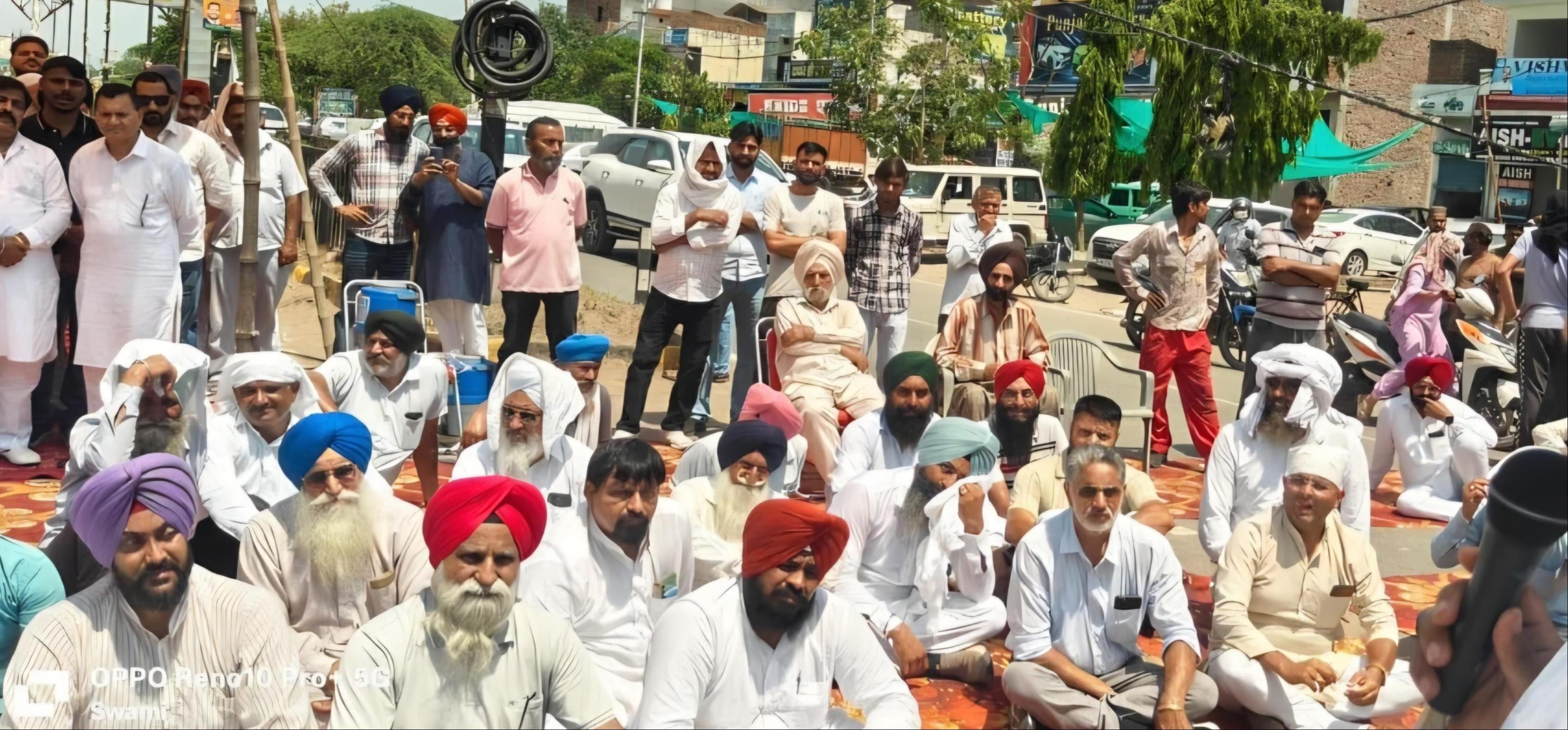 शाहाबाद। धरना दे रहे लोगों को संबोधित करते चेयरमैन सुभाष कलसाना । संवाद